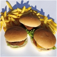 Hamburger trio met friet en saus