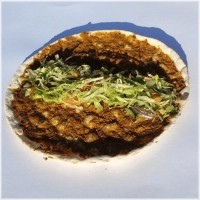 Geserveerd met rauwkost en saus