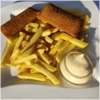 2 kaassoufflé met friet en saus