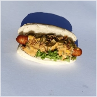 heerlijke cheesedog met sla , realsaus , jalepeno en gebakken ui