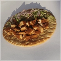 Lekkere Griekse pita met sla, rode ui, rode kool ,gedroogde ui en saus naar keuze