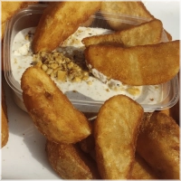 seasond wedges met romige pistache saus