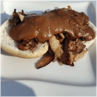 Gebakken ui, champignons, pindasaus en rauwkost